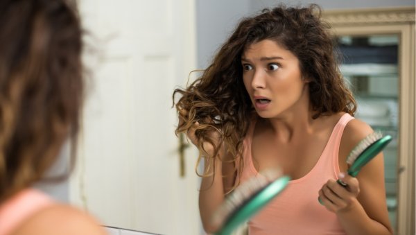 Caduta stagionale dei capelli: quanto dura, cosa può accentuarla e quando non va sottovalutata
