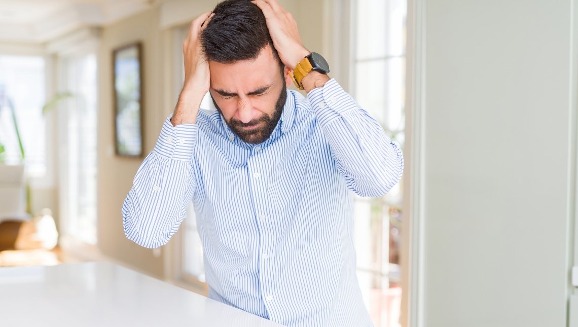 Mal di testa frequente: le abitudini quotidiane che possono favorirlo senza che ce ne accorgiamo Mal di testa frequente: le abitudini quotidiane che possono favorirlo senza che ce ne accorgiamo