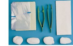 SET PER MEDICAZIONE MEDIUM CONTENENTE PINZA AD ANELLI, PINZA ANATOMICA, 4 TAMPONI, SACCHETTO DI CARTA PER RESIDUI, TELO IMPERMEABILE/ASSORBENTE, 2 GUANTI IN LATTICE - Farmapanda Srl